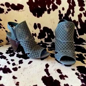 Vince Camuto size 10 high heel sandals